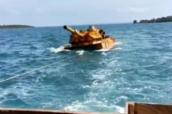 Chiếc 'xe tăng' bí ẩn trôi nổi nhiều ngày trên vùng biển Indonesia