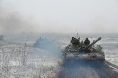Hàng chục xe bọc thép Nga lại tiến về biên giới với Ukraine