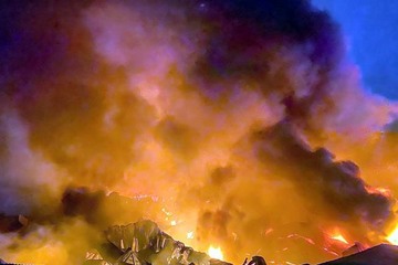 Cháy cực lớn ở kho vải chợ Ninh Hiệp, lửa bốc cao ngùn ngụt