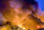 Cháy cực lớn ở kho vải chợ Ninh Hiệp, lửa bốc cao ngùn ngụt