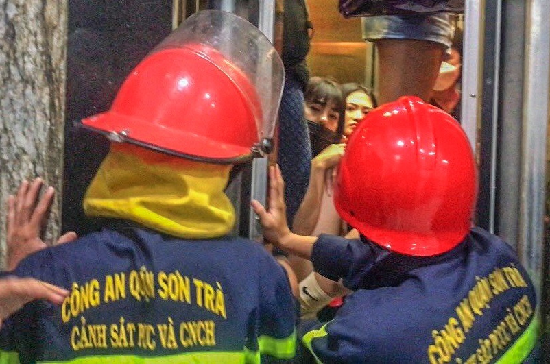 Cảnh sát cứu 8 người mắc kẹt trong thang máy ở Đà Nẵng