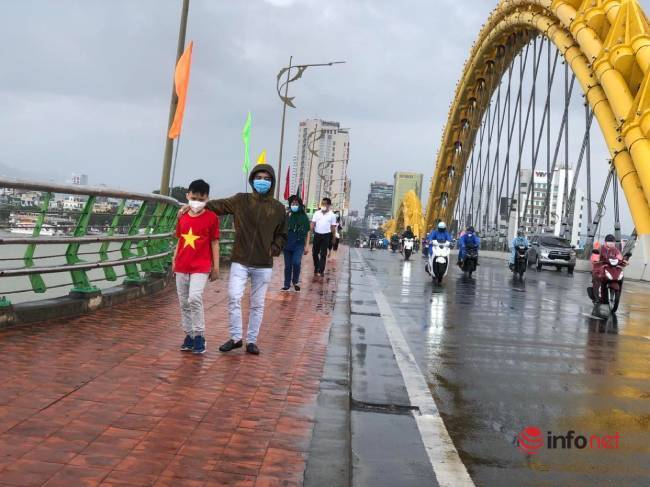 Đà Nẵng: Người dân dạo phố, 'check in' ngày đầu năm