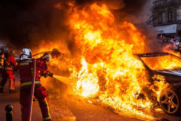 'Truyền thống' kỳ quặc ở Pháp khiến 847 chiếc ô tô bị đốt ngay đầu Năm mới