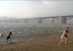 Du khách mặc nguyên đồ bơi tháo chạy khi mưa đá 'siêu hiếm' ập vào bãi biển