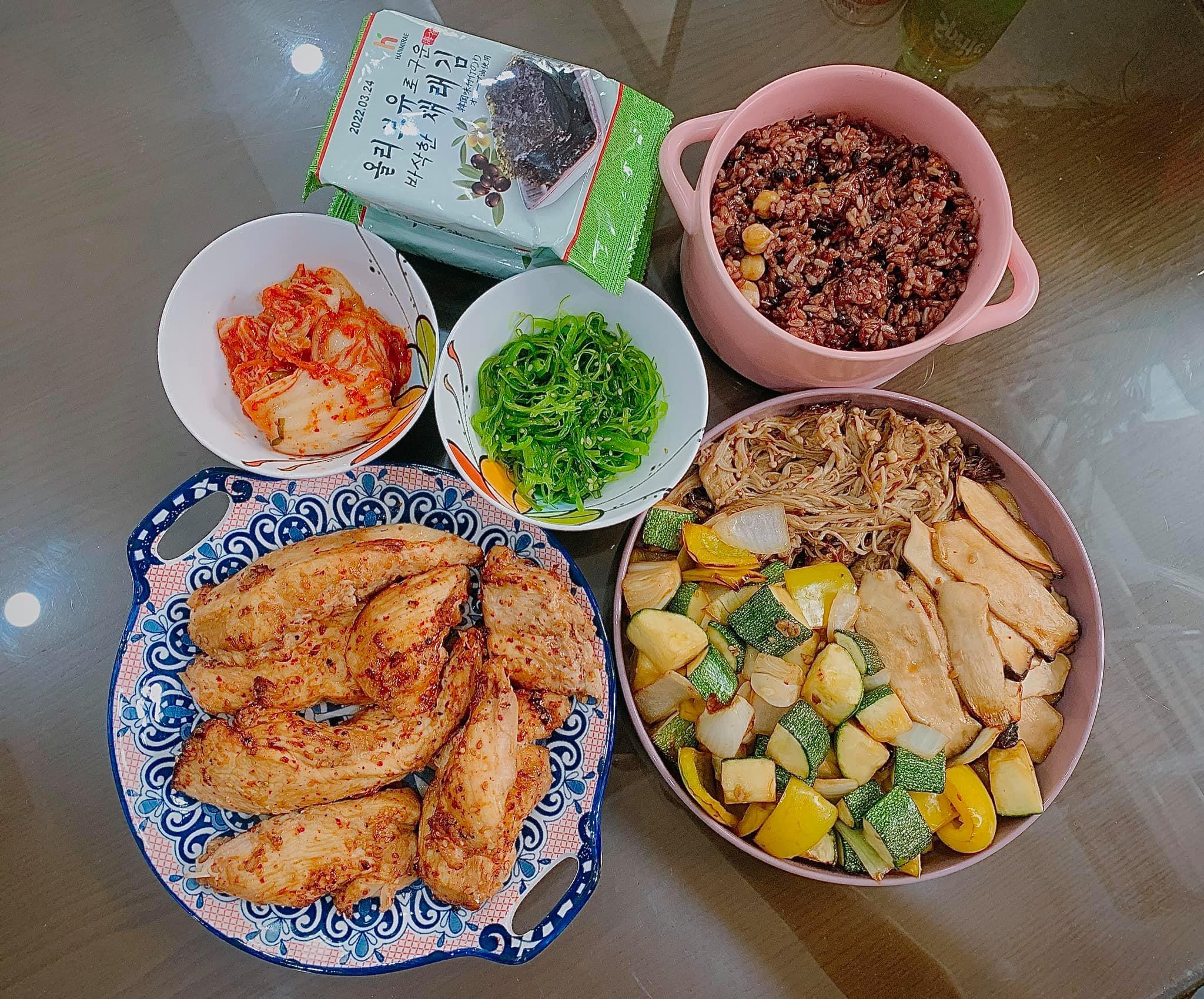 Trầm trồ với 'mâm cơm healthy' mùa dịch của mẹ đảm Hà Nội