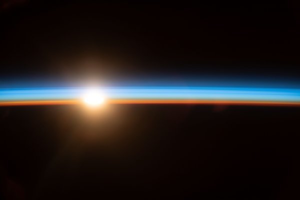 Khoảnh khắc ấn tượng về bình minh trên Trái Đất từ Trạm Vũ trụ Quốc tế ISS