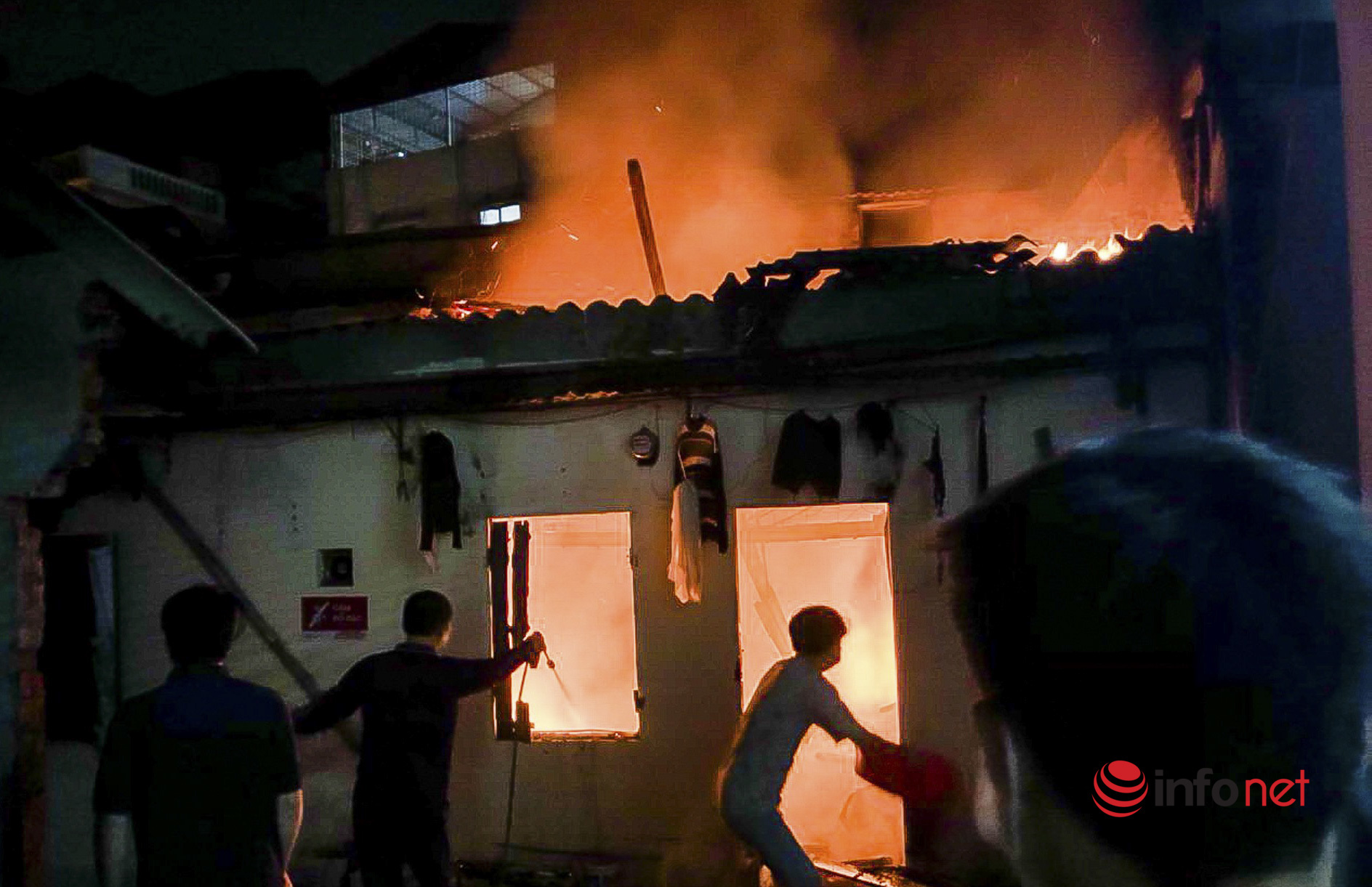 Hà Nội: Cháy lớn, phát ra tiếng nổ to tại khu trọ giữa đêm
