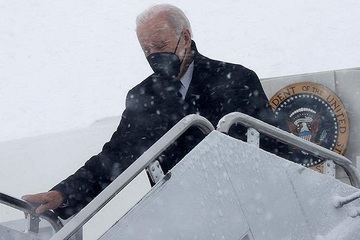 Ông Biden gần như bị gió ‘thổi bay’ vì bão tuyết mạnh bất thường