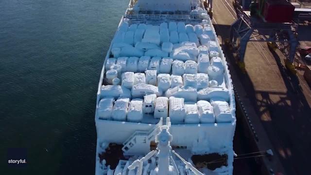 Sự thật khung cảnh băng tuyết phủ trắng con tàu chở hàng ở Nga