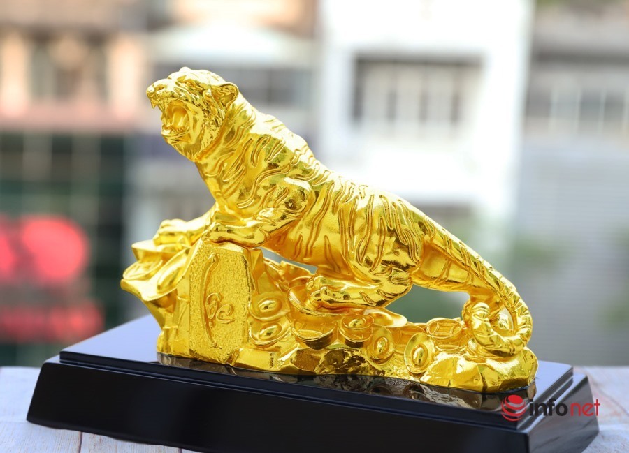 Hổ mạ vàng giá hàng chục triệu ‘săn' nhà giàu thích quà Tết đắt đỏ
