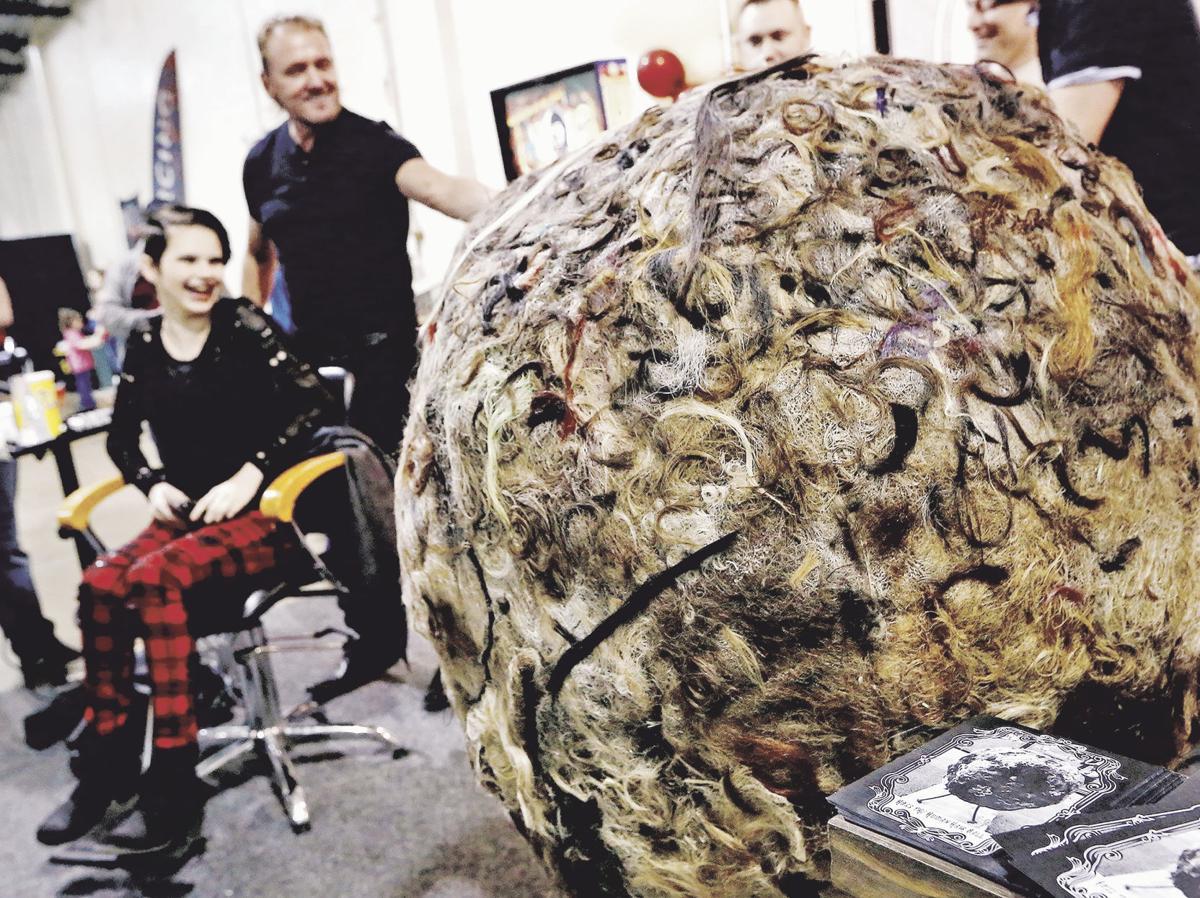 Kinh dị quả cầu bằng tóc người nặng 102 kg