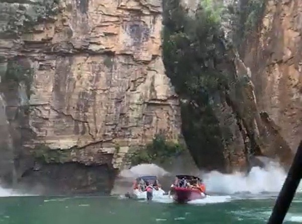 Video: Sập vách đá xuống mặt nước, 6 du khách đi thuyền tử vong