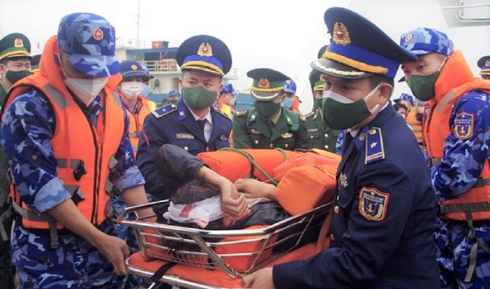 Kịp thời cấp cứu, chữa trị cho 5 ngư dân Nghệ An gặp nạn trên biển