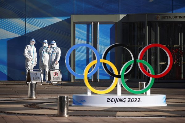 Người dân Bắc Kinh được yêu cầu không lại gần đoàn xe Olympic để tránh mắc Covid-19