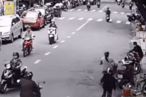 Bất lực nhìn theo pha tai nạn do trẻ nhỏ vít nhầm tay ga xe máy