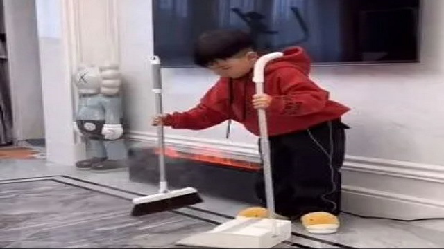 Clip cậu bé 6 tuổi dậy sớm nấu ăn, làm việc nhà gây tranh cãi, thu hút gần 30 triệu lượt xem