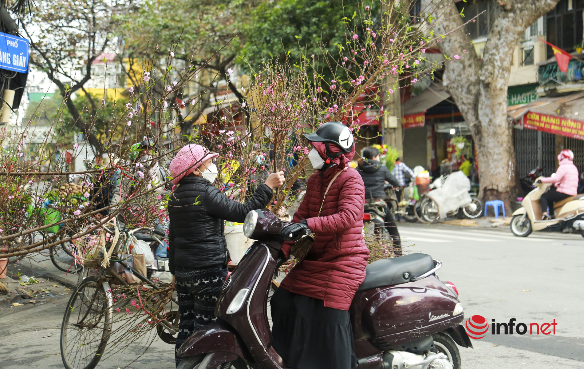 Không khí lạnh tăng cường, người Hà Nội co ro ra đường trong giá rét