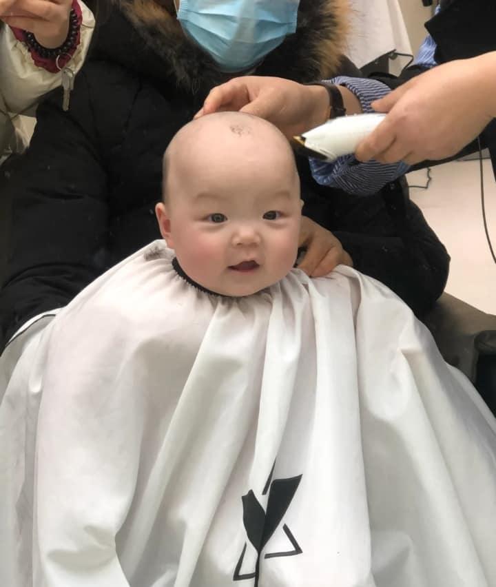 Loạt khoảnh khắc ‘khó đỡ’ của bé trai khi bị cạo sạch tóc