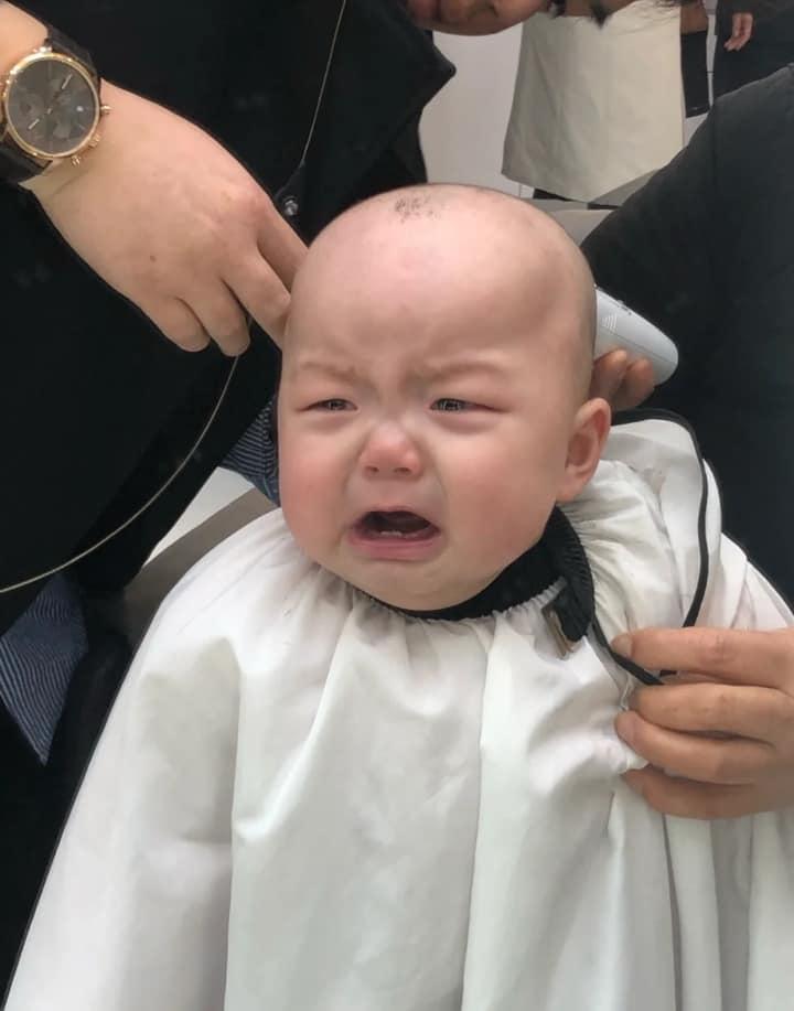 Loạt khoảnh khắc ‘khó đỡ’ của bé trai khi bị cạo sạch tóc