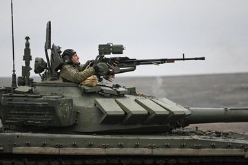 Nga gia tăng sức ép, đưa xe tăng tập trận bắn đạn thật sát biên giới Ukraine