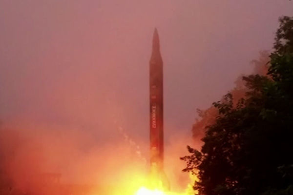 Vừa dứt lời đe dọa Mỹ, Triều Tiên phóng tiếp tên lửa thứ 3?