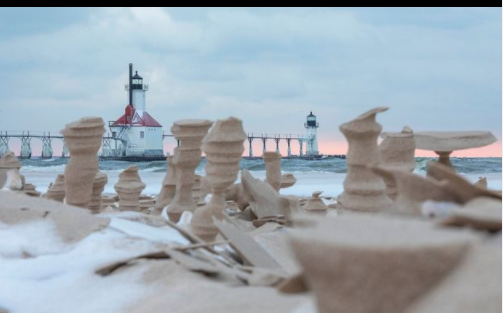 Những tác phẩm điêu khắc kỳ lạ của thiên nhiên xuất hiện ở hồ Michigan