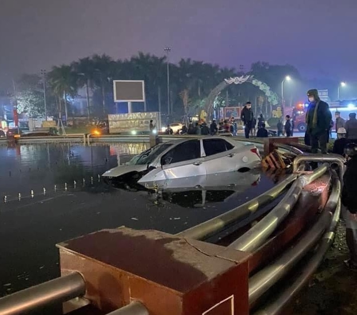 Tai nạn hi hữu ở Thái Nguyên: Ô tô vượt mọi 'chướng ngại vật' lao thẳng vào đài phun nước