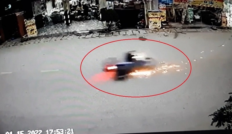 Nghệ An: Xe tải va chạm xe đạp điện, nữ sinh tử vong thương tâm