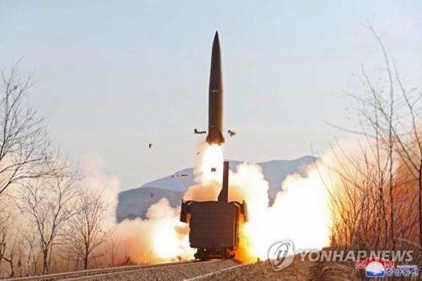 Triều Tiên phóng 2 tên lửa từ sân bay, điều thêm đoàn tàu tới biên giới Trung Quốc
