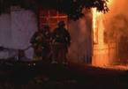 Lính cứu hỏa ‘bật ngửa’ trước hiện trường cháy ở tòa chung cư