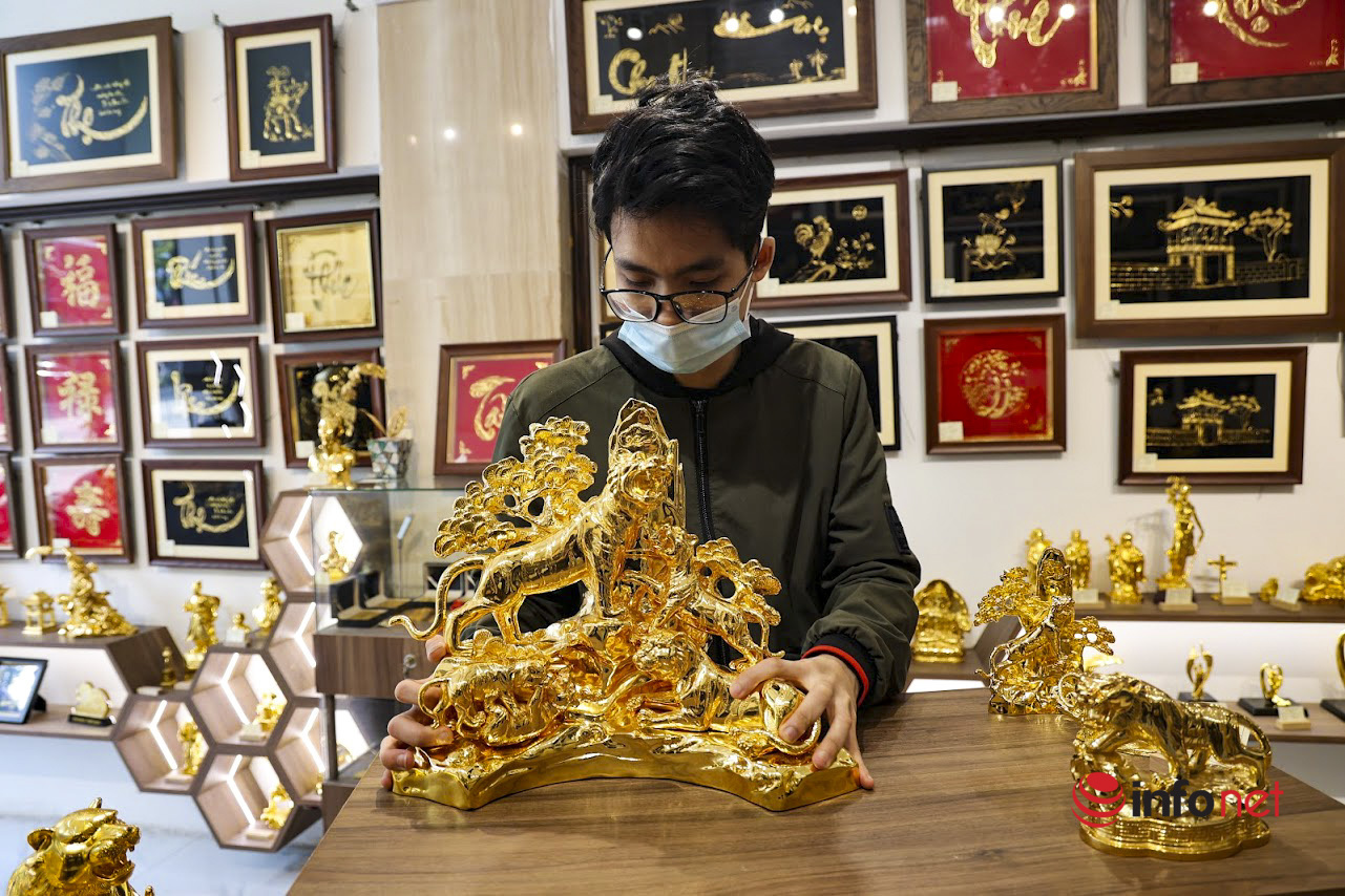 Cận cảnh chế tác tượng hổ mạ vàng giá hàng chục triệu đồng tại Hà Nội