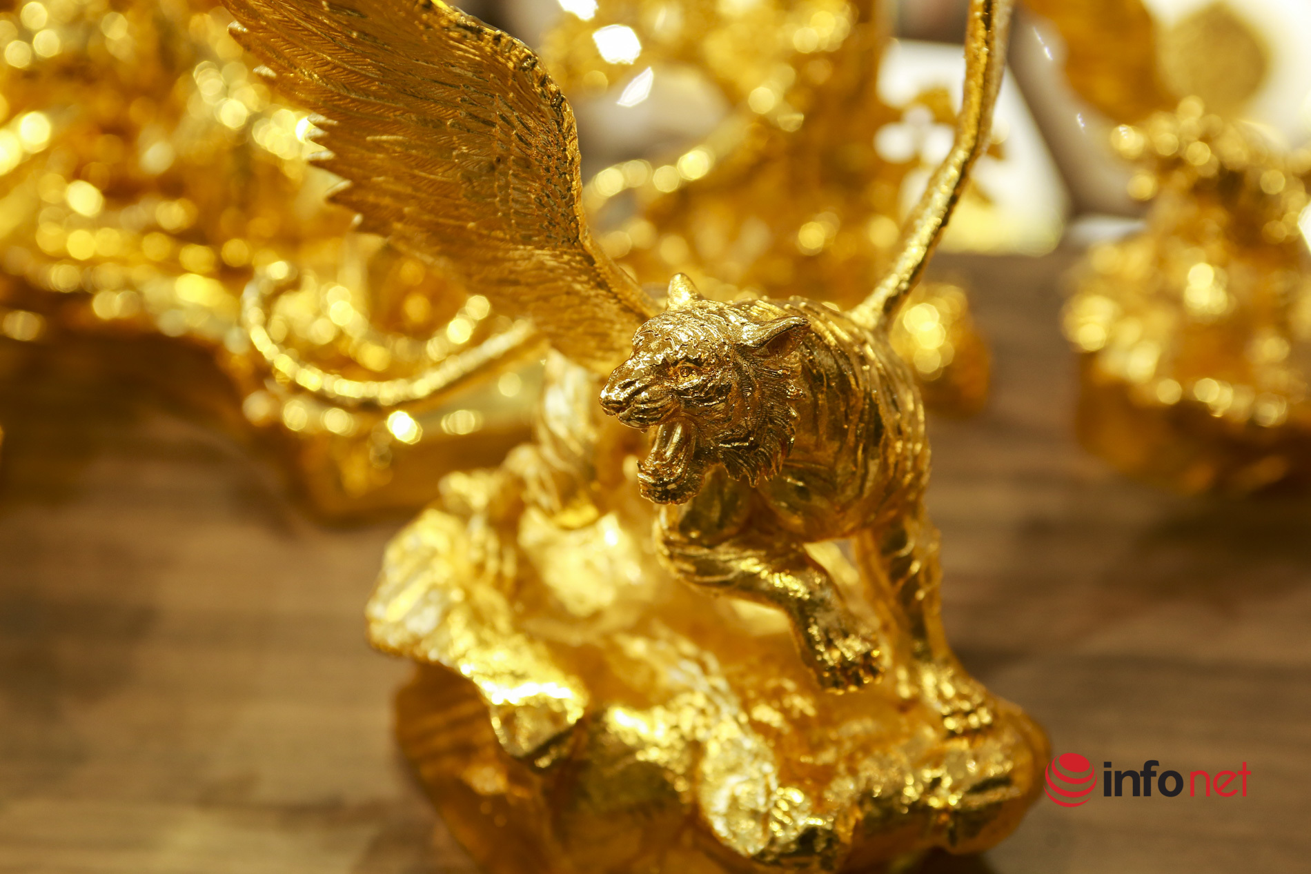 Cận cảnh chế tác tượng hổ mạ vàng giá hàng chục triệu đồng tại Hà Nội