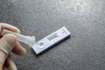 Cách dùng que test nhanh Covid-19 nước bọt, dịch mũi họng tại nhà chính xác nhất