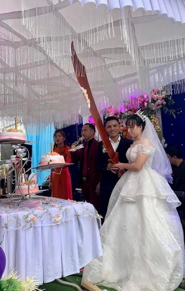 Độc lạ cô dâu chú rể vác 'đao khổng lồ' cắt bánh cưới ở Nghệ An