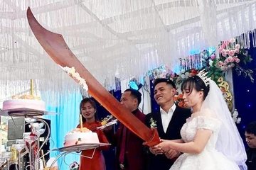 Độc lạ cô dâu chú rể vác "đao khổng lồ" cắt bánh cưới ở Nghệ An