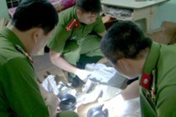 Vụ bố dùng dao cứa vào cổ 2 con rồi tự sát ở Thái Bình: Sức khỏe 3 bố con hiện ra sao?