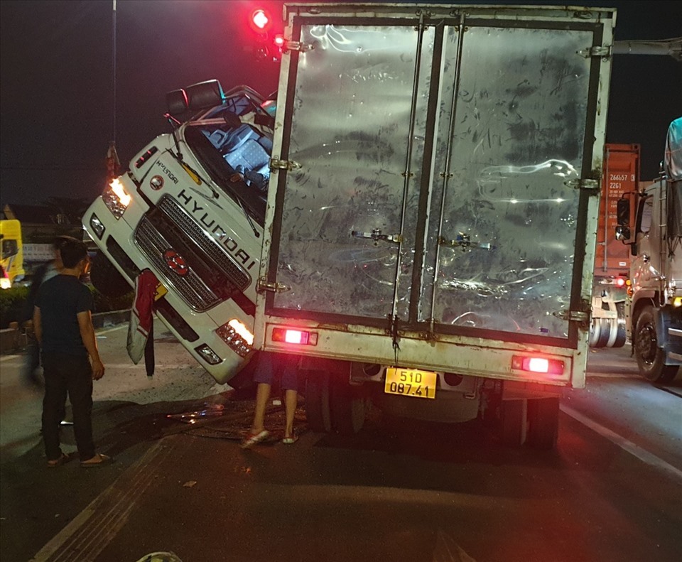 Xe ben chở nhựa nóng mất lái đổ đè xe tải khiến 1 người  tử vong