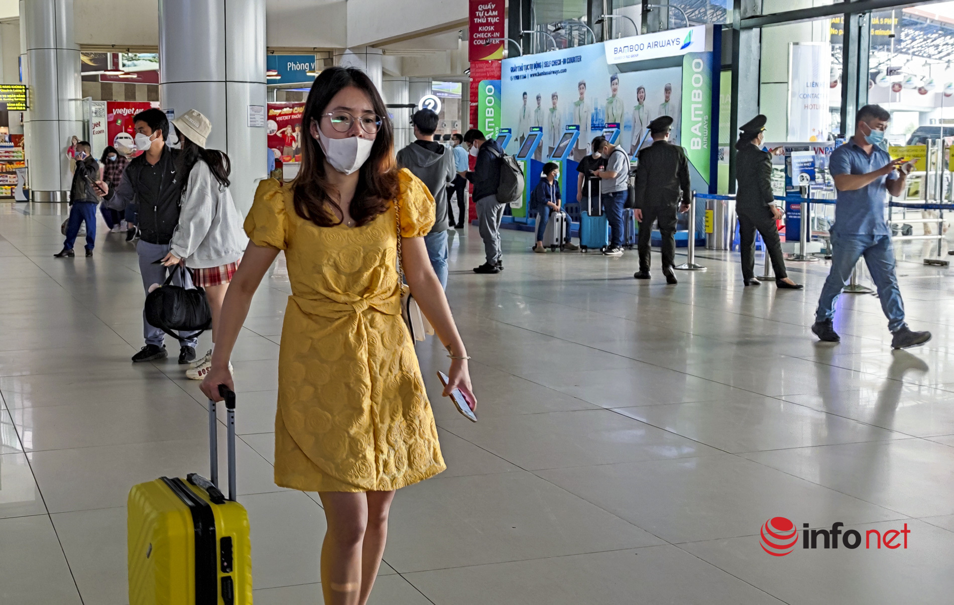 Sân bay Nội Bài nhộn nhịp hành khách về quê ăn Tết