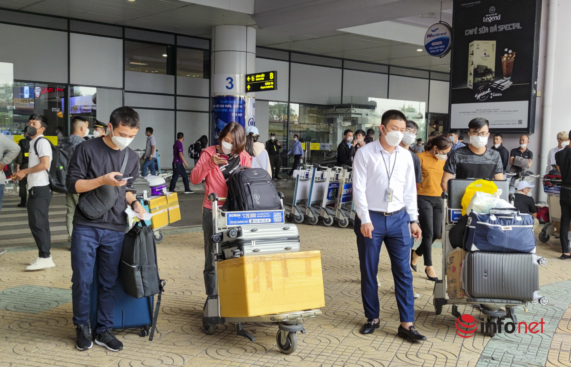 Sân bay Nội Bài nhộn nhịp hành khách về quê ăn Tết