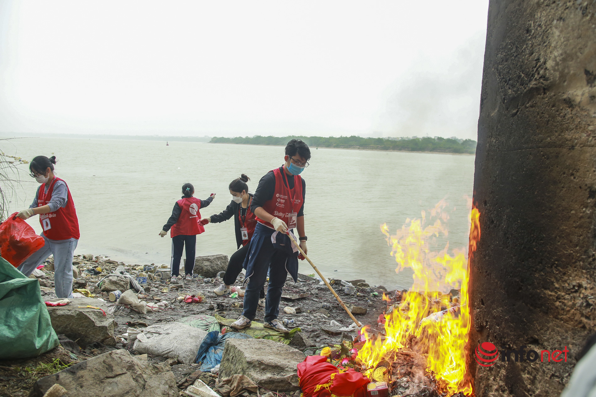 Người dân ra hồ Tây, cầu Long Biên thả cá chép tiễn ông Táo