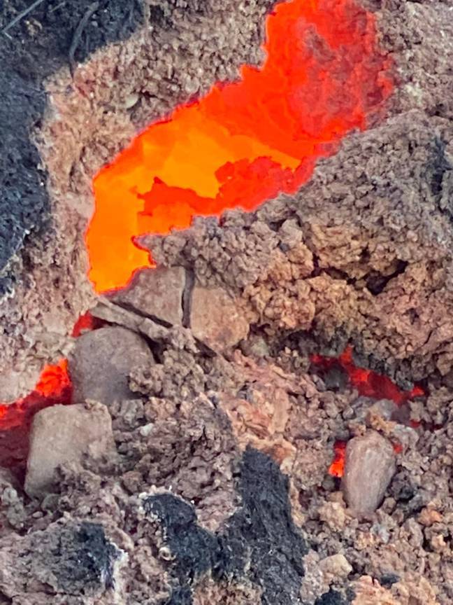 Tảng đá phát sáng đỏ rực giống hệt dung nham núi lửa phun trào