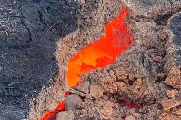 Tảng đá phát sáng đỏ rực giống hệt dung nham núi lửa phun trào