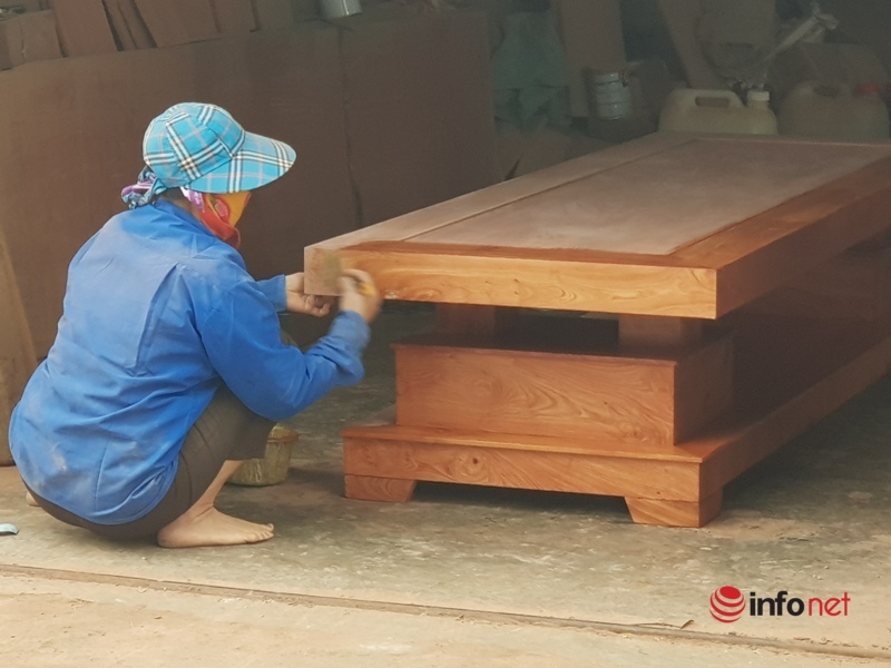 Thợ mộc làng nghề Thái Yên - 'thủ phủ' đồ gỗ ở Hà Tĩnh hối hả trả hàng ngày cận Tết