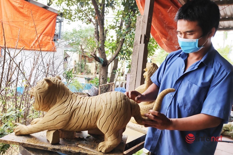 Nghệ nhân làng gốm hơn 500 tuổi ở Hội An say sưa tạo hình 'ông hổ' chào Tết Nhâm Dần 2022
