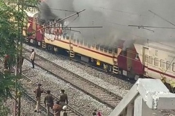 Sinh viên Ấn Độ đốt tàu hỏa để phản đối kỳ thi ‘không công bằng’