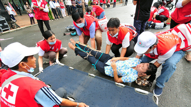 Tai nạn dọn dẹp nhà ngày Tết: Nhiều người chỉ nằm ngửa cũng đau không chịu được