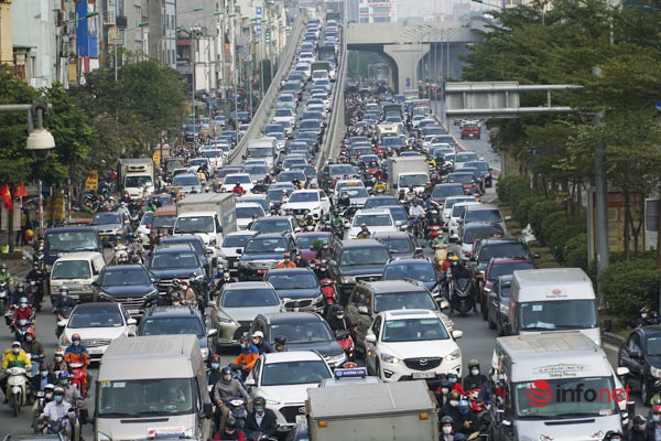 Hà Nội: Cận Tết, người và xe nối đuôi nhau xếp hàng dài trên nhiều tuyến phố