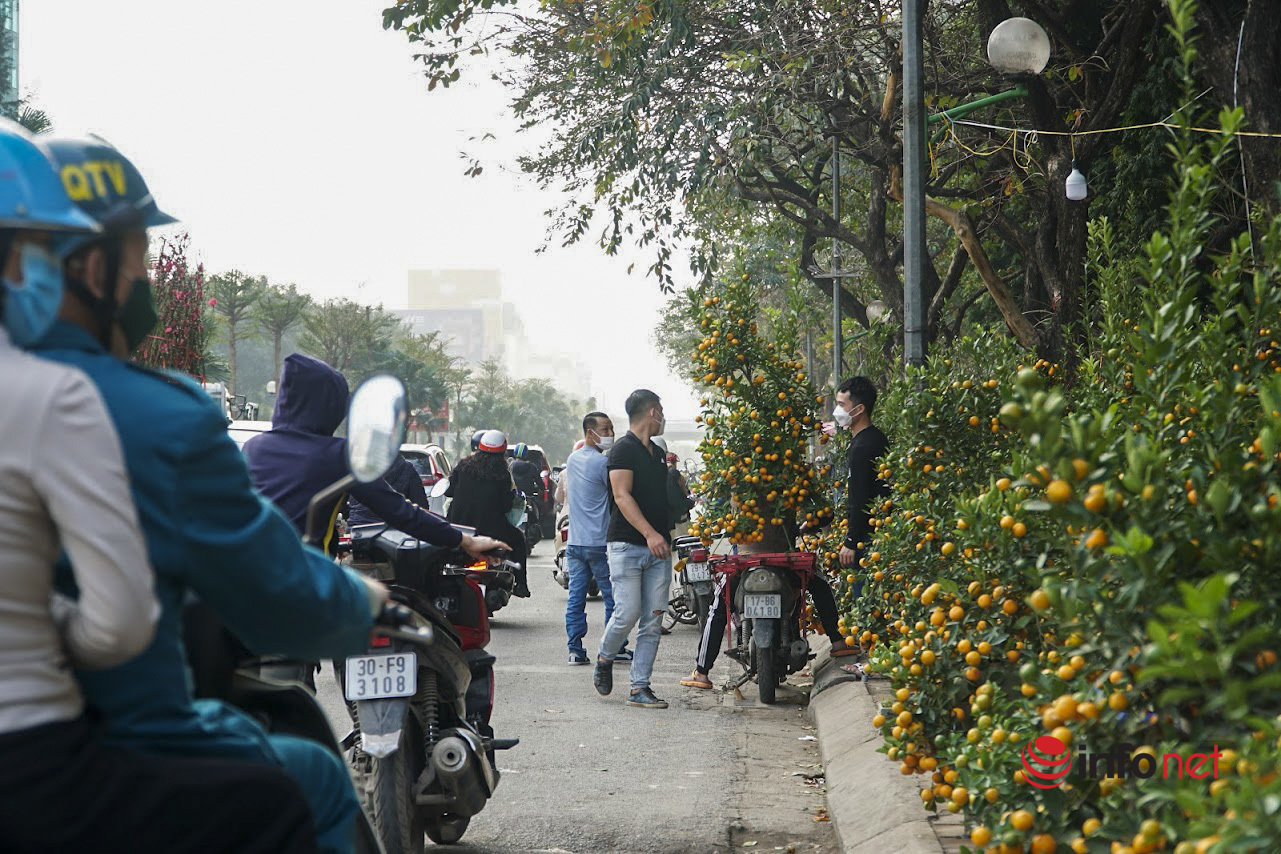 Hà Nội: Cận Tết, người và xe nối đuôi nhau xếp hàng dài trên nhiều tuyến phố