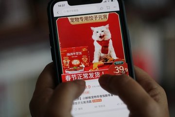 Giới trẻ Trung Quốc không ngại 'vung tiền' đặt tiệc tất niên cho thú cưng