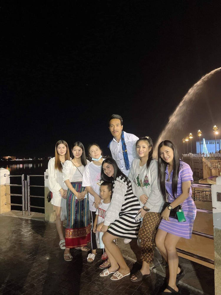 Người đàn ông Thái Lan sống trong hòa hợp hoàn hảo với 8 vợ trẻ